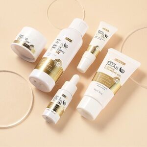 Snail Five-Piece Skincare Set - Dual-Action Moisturizing & Anti-Aging Care NWT